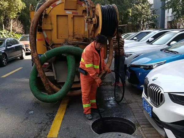 吉隆排污管道清淤