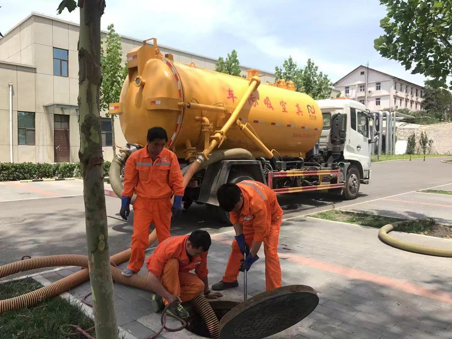 吉隆管道疏通车停在窨井附近