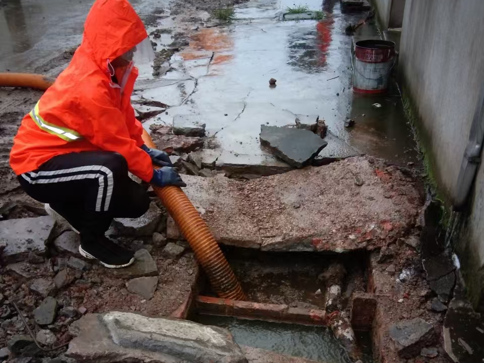 吉隆专业清理污水池 炜誉市政以规范流程守护城市 “肠道”