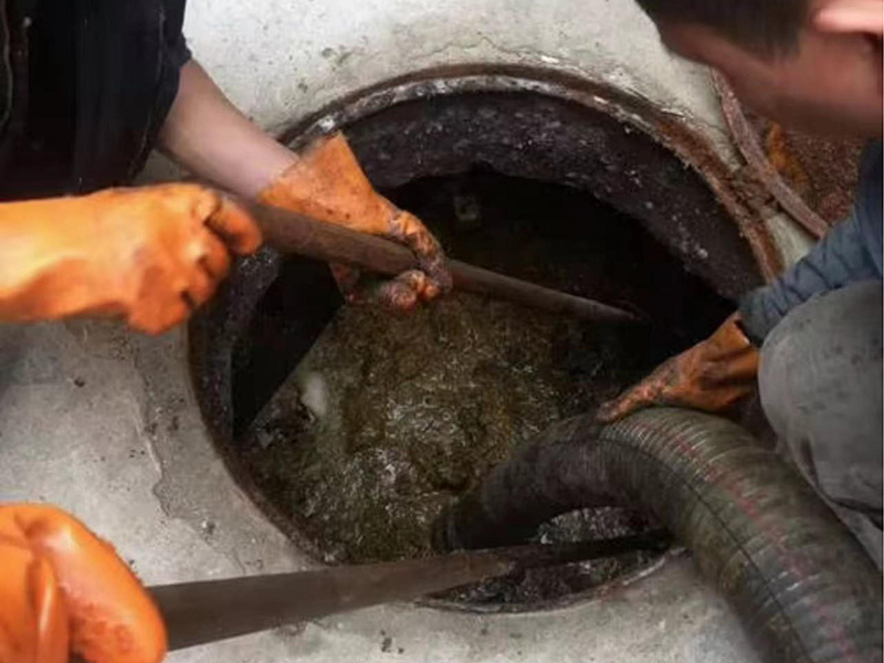 吉隆清理化粪池时如何避免沼气的危害？